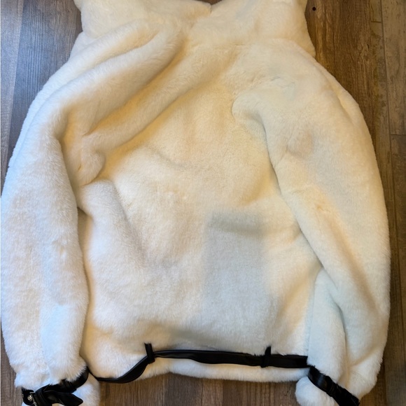 The Akira Label Montego white Faux Fur Biker Jacket Women’s Small NEW - Picture 14 of 16